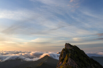早朝の石鎚山頂上と空