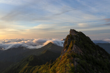 早朝の石鎚山頂上と空