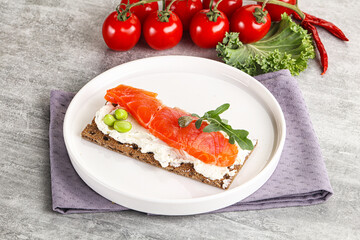 Crispy bread with salmon and cream cheese