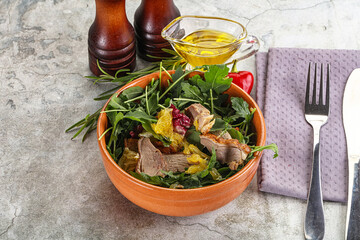 Salad with roasted duck and orange