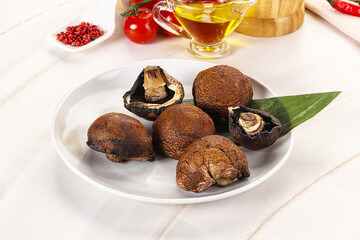 Baked brown champignons with spices
