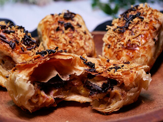 Bolen is a traditional cake or bread originating from Bandung, Indonesia. Bolen has a soft texture and is usually filled with various fillings such as banana, cheese, chocolate.