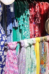 Tuecher auf einem Markt