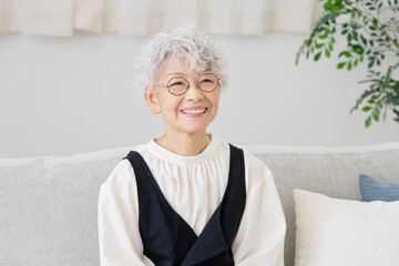 シニア女性のポートレート　リビング