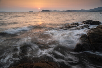 美しい夕暮れの海岸