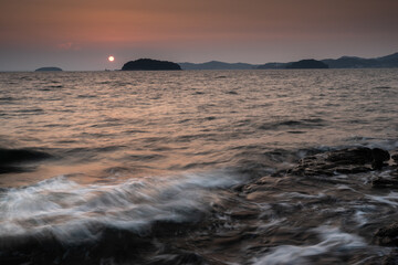美しい夕暮れの海岸