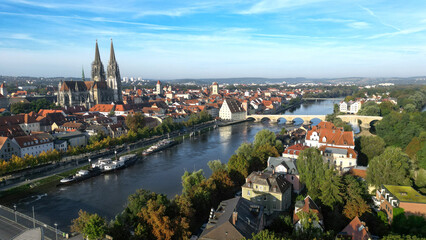 Regensburg, Deutschland: Blick auf den Dom und die steinerne Brücke