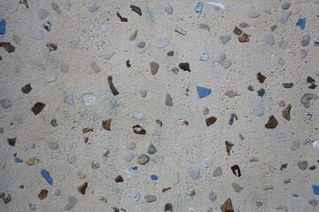 Béton bouchardé avec morceaux de carrelage bleu