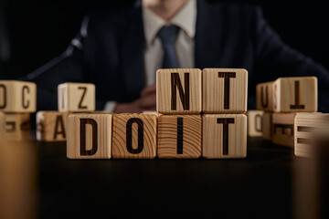 Doit or dont. The cubes form the words Doit or dont