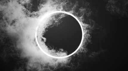 Obraz premium Białe, wirujące chmury dymu tworzą tajemniczą ramkę na czarnym tle. 