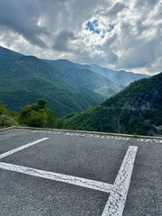 Une plateforme d'hélicoptère en béton, située dans un cadre alpin spectaculaire. Les montagnes majestueuses en arrière-plan.