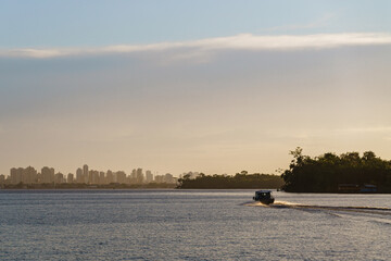 Navega&ccedil;&atilde;o fluvial em frente a Bel&eacute;m do Par&aacute;