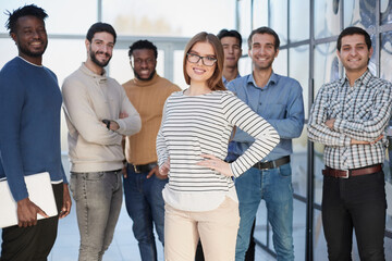 Obraz premium Business people in elegant casual clothes are standing in the office