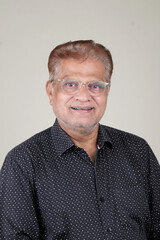 Obraz premium Confident Mature Man Smiling in Casual Attire, Embracing Life's Simplicity and Joy.