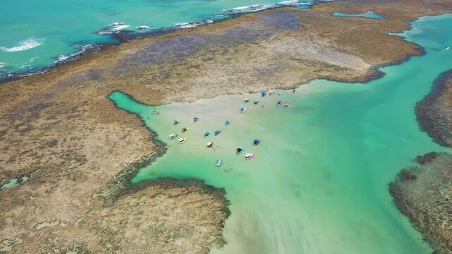 Praia do Patacho no Litoral norte do estado de Alagoas no nordeste do Brasil - Visto de cima com drone 4k