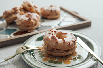 フランス菓子　パリ・ブレスト　レトロな皿とタイルトレイ