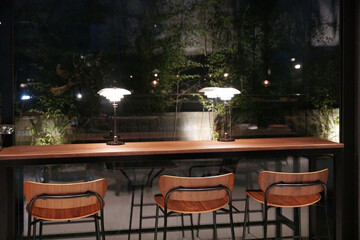 밤의 카페 창가