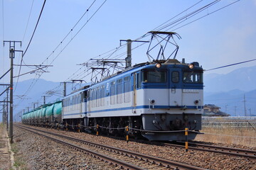 Obraz premium 重連で中央西線を走行するEF64-68号機牽引の石油貨物列車_2009/4/8撮影