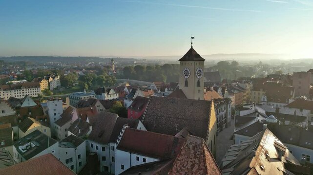 Regensburg, Deutschland: Flug nach oben mit der steinernen Br&uuml;cke hinter dem alten Rathaus