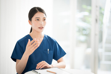 カウンセリングをしている医師