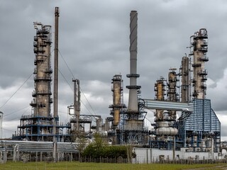 Obraz premium oil refinery plant in the morning