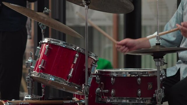 野外フェスでジャズドラムを演奏する男性の手元