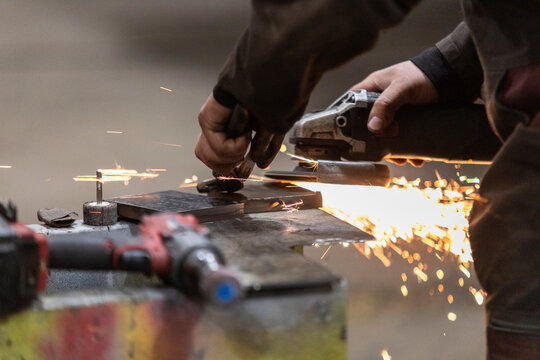 Gros plan sur disqueuse &eacute;tincelle travail du fer