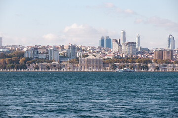 Obraz premium city skyline with dolmabahçe palace