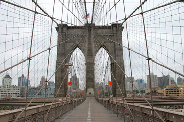 Fototapeta premium Iconic Brooklyn Bridge View on a Cloudy Day in NYC