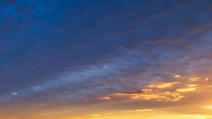 Obraz premium Glowing real sky at sunset texture background overlay. Dramatic red and orange clouds.