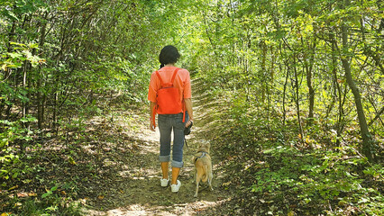 Frau mit Hund im Wald