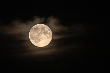 - Vollmond mit Wolken -  © StefanKW