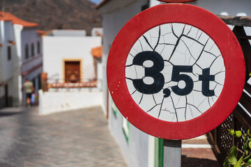 Old, cracked road sign "Weight limit 3,5 t"
