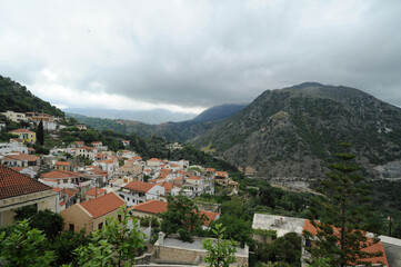 Obraz premium Le mont Kato Agori et la vallée de la Mousela vus depuis le village d'Argyroupoli près de Réthymnon en Crète