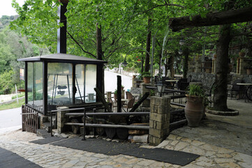 Les tavernes des sources d'Argyroupoli près de Réthymnon en Crète