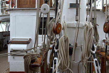 Saint-Malo - à bord d'un ancien voilier, cordages et poulie © Anthony SEJOURNE