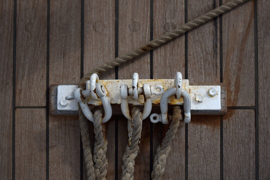 Saint-Malo - &agrave; bord d'un ancien voilier, cordages et manilles
