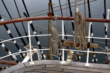 Obraz premium Saint-Malo - à bord d'un ancien voilier, cordages