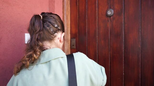 mujer saliendo de su casa, apagando luces y cerrando puerta