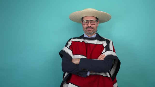 retrato hombre maduro vestido con ropa tradicional huaso chileno con los brazos cruzados, estudio fondo azul