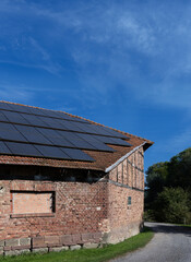 Moderne Solaranlage auf alter Scheune Fachwerk, Holz