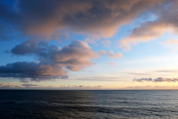 Obraz premium sunset over the ocean, calm sea, gradient sky, beautiful clouds