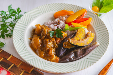夏野菜のせ雑穀カレー