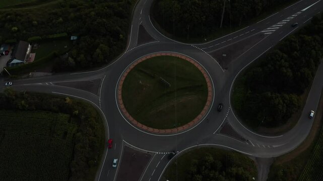 rond-point avec de la circulation
