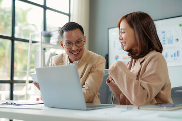 Obraz premium Asian business people feeling happy and excited after receive a good news about their project and company achievement