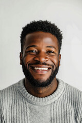 Obraz premium A man with a beard smiles at the camera