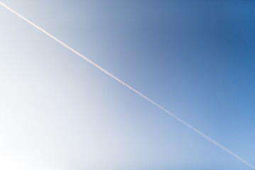 ślad po lecącym samolocie na niebie