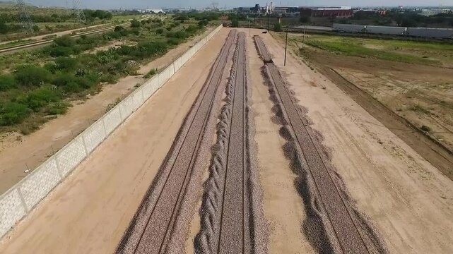 Andenes de tren en una zona industrial de M&eacute;xico 