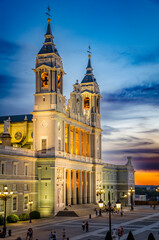 Fototapeta premium Almudena Cathedral in Madrid at sunset