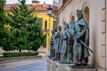 Obraz premium Statues of famous Soria residents next to the Soria Provincial Council building